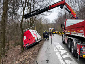 Transporter in Graben: Feuerwehr Purkersdorf im Einsatz